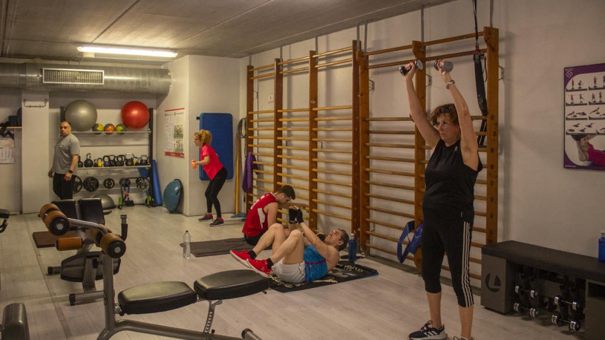 Imatge d'usuaris entrenant a la sala de fitness del complex esportiu municipal del Serrallo.