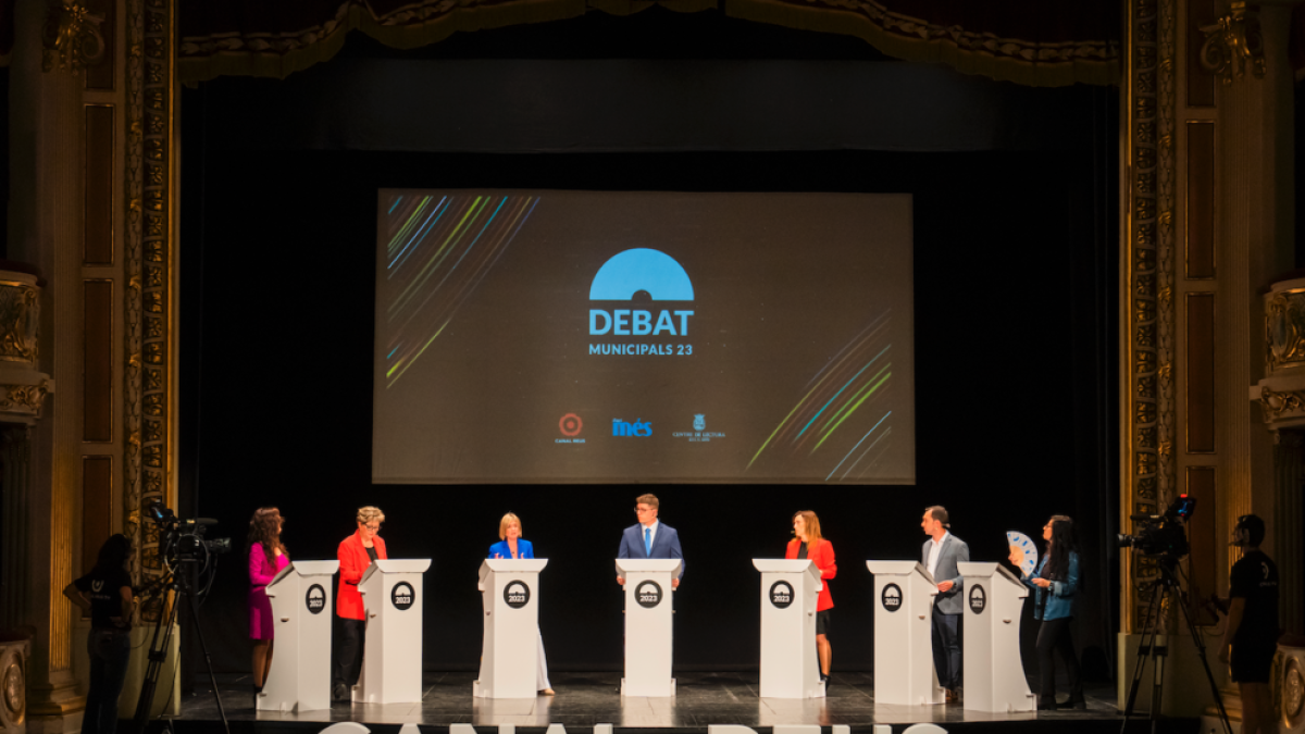 Débora García, Teresa Pallarès, Noemí Llauradó, el moderador Marc Cámara, Sandra Guaita, Daniel Rubio y Mònica Pàmies, en el escenario del Teatro Bartrina.