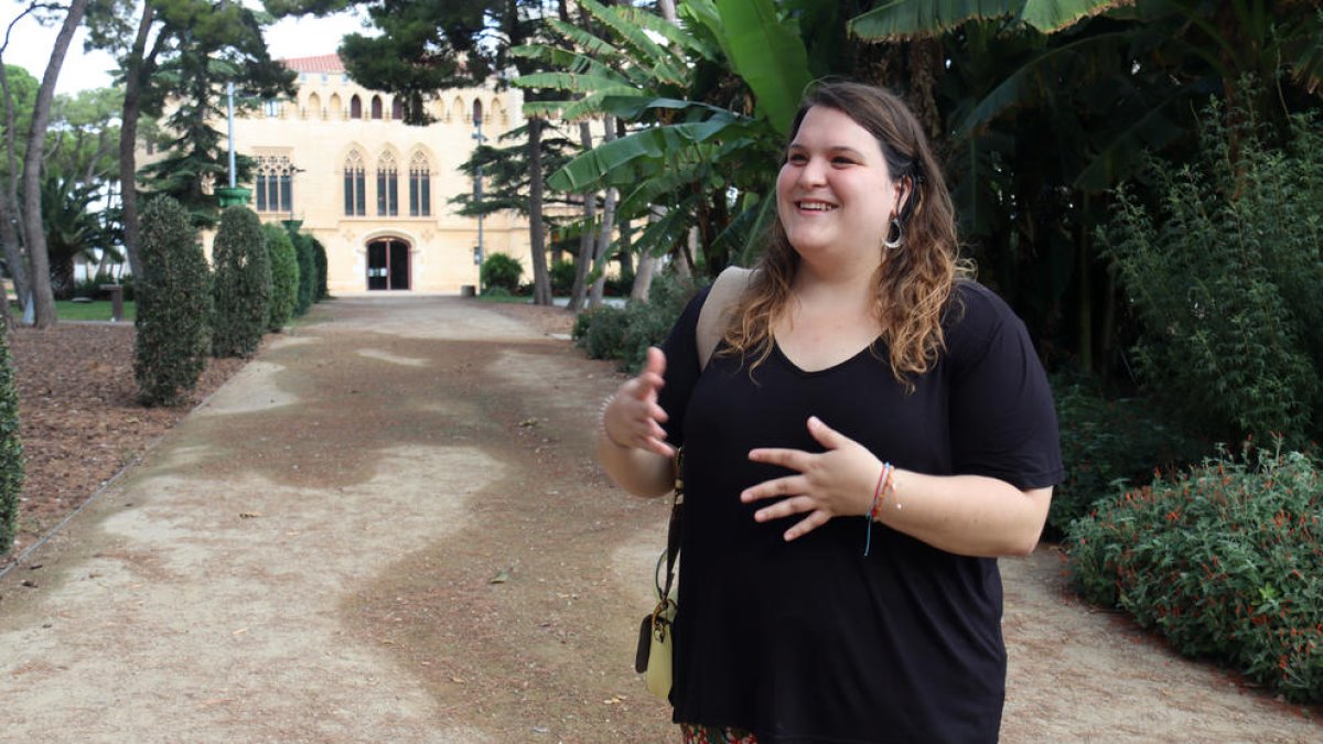 Júlia Prats, participant de la tercera edició del Genius, passejant pels jardins del Castell de Vila-seca.