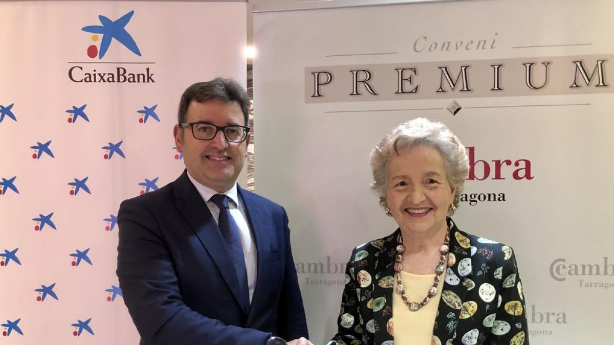 Josep Maria González, director territorial Cataluña de CaixaBank, y Laura Roigé, presidenta de la Cámara, han firmado el acuerdo.