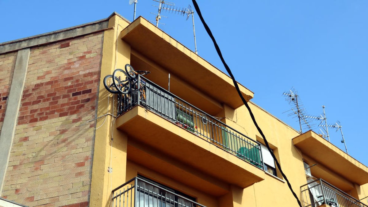 El balcó del pis on ha tingut lloc el crim de Vilafant.