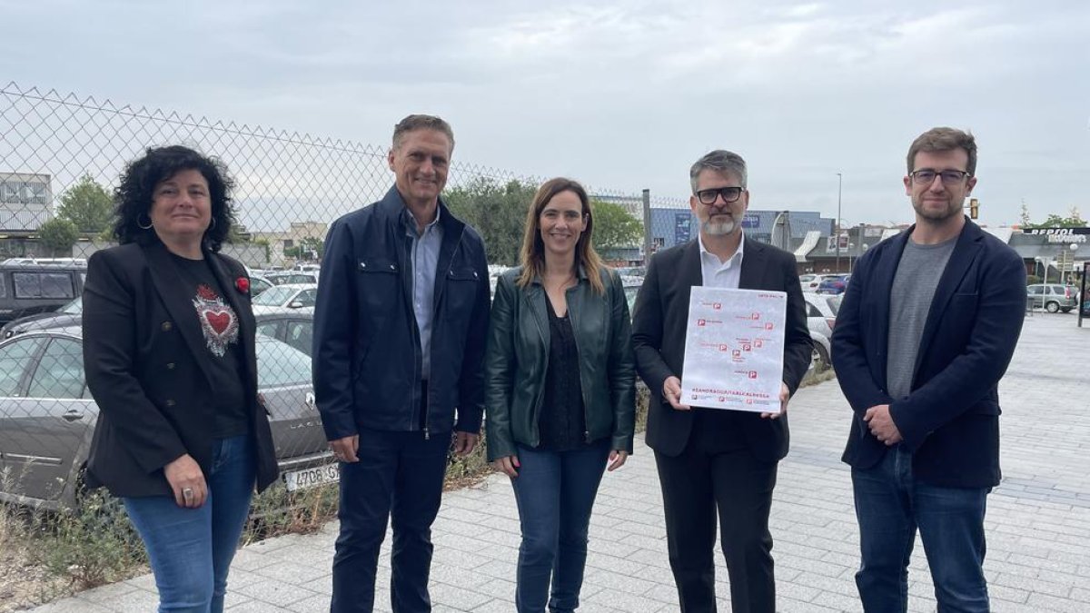 Sandra Guaita, cabeza de lista del PSC, defiende la creación de nuevos aparcamientos en los barrios con mayores dificultades para aparcar.