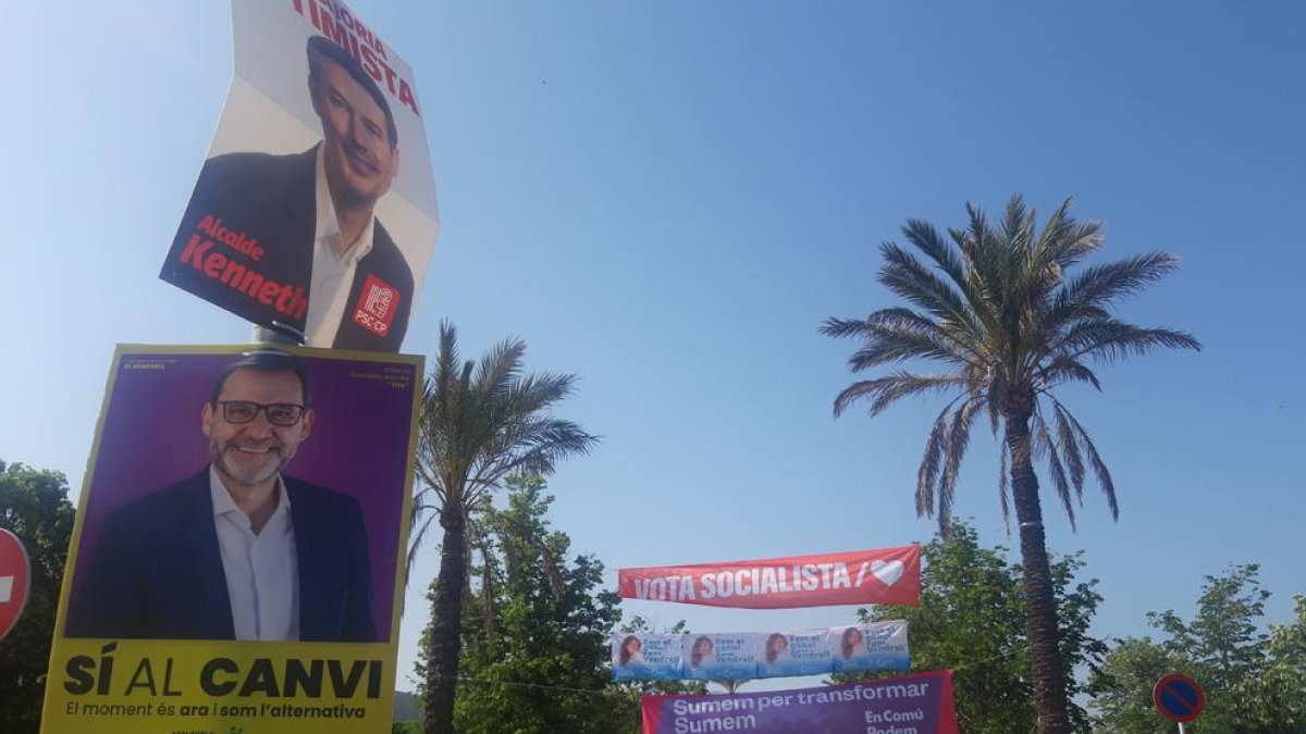 Carteles electorales en el Vendrell.