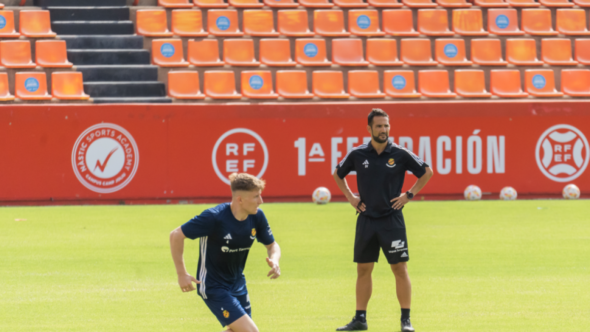 Pol Domingo en el primer entrenament de la pretemporada, sota l'atenta mirada de Dani Vidal.