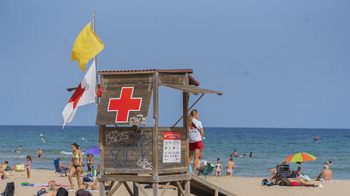 Caseta de socorrisme de Creu Roja a la platja de l'Arrabassada de Tarragona.