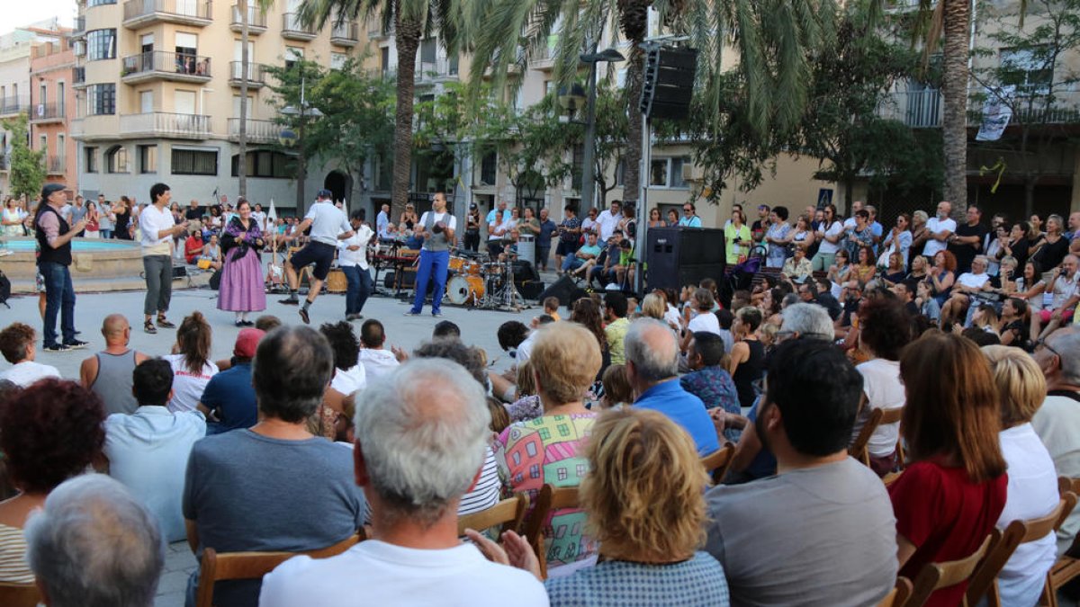 Pla general de l'espectacle 'A vore', dins del festival Eufònic, i el públic assistent.