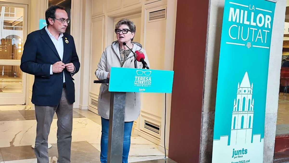 El exconseller Josep Rull con la candidata de Junts Teresa Pallarès en Reus.