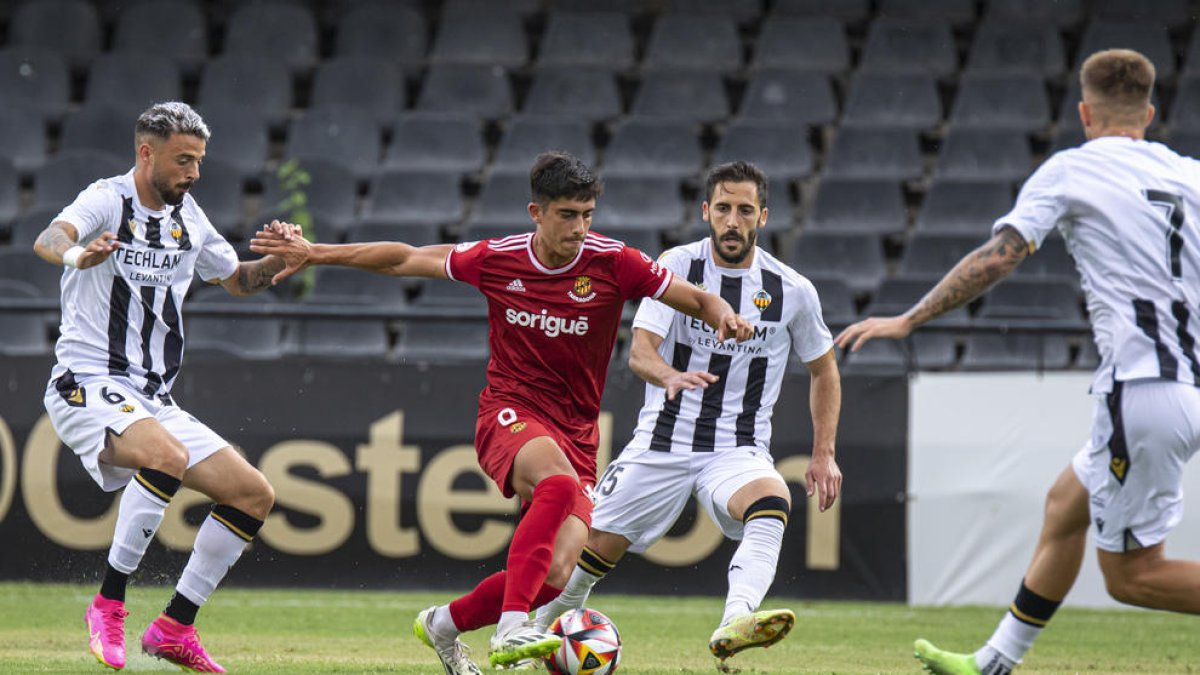 Marc Montalvo durante el amistoso contra el Castellón, un equipo potente que evitará el Nàstic este año.