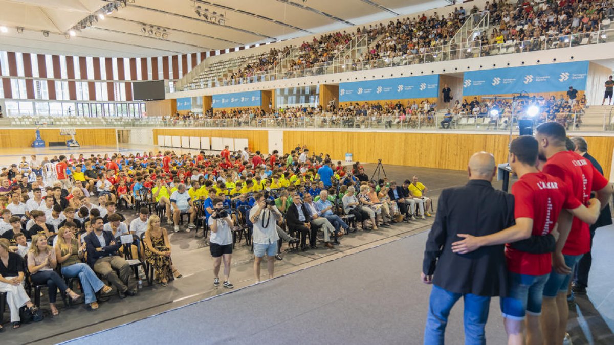 Los equipos campeones en la pista del Palau d'Esports esperando a subir al escenario.