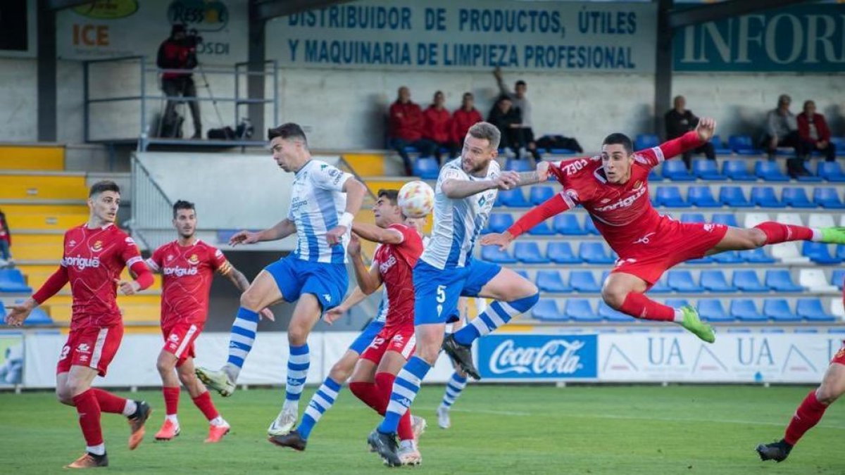 L'atacant del Nàstic, Pablo Fernández buscant el rematen el partit d'anada.