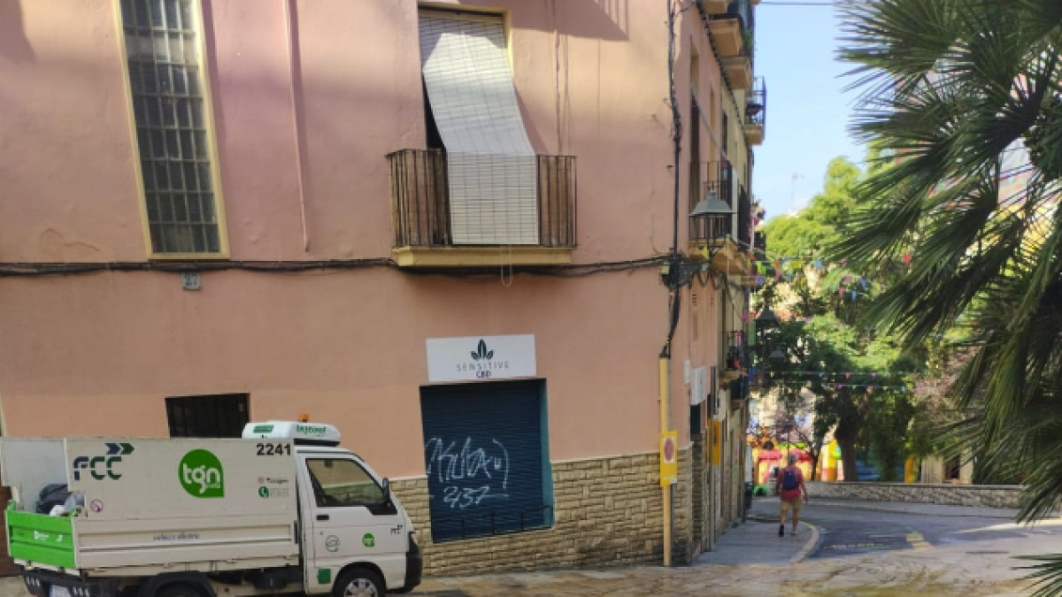 Un camión de la limpieza en la calle del Enrajolat de Tarragona.