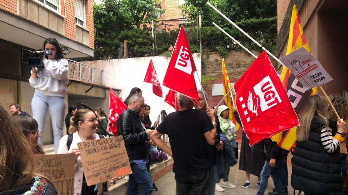Membres dels sindicats davant dels serveis territorials de Drets Socials.