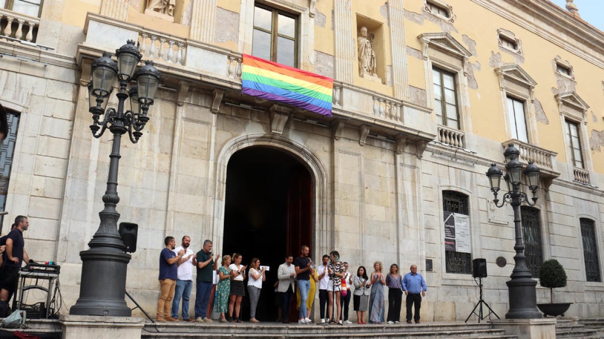 Entitats i Ajuntament en la lectura del manifest amb motiu del Dia Internacional de l'Orgull LGTBI+ a Tarragona.