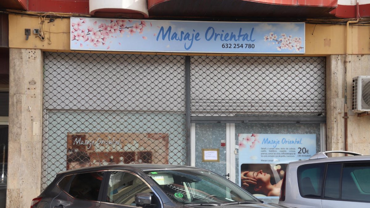 Façana de l'establiment de massatges orientals on la Policia Local de Blanes ha rescatat una noia.