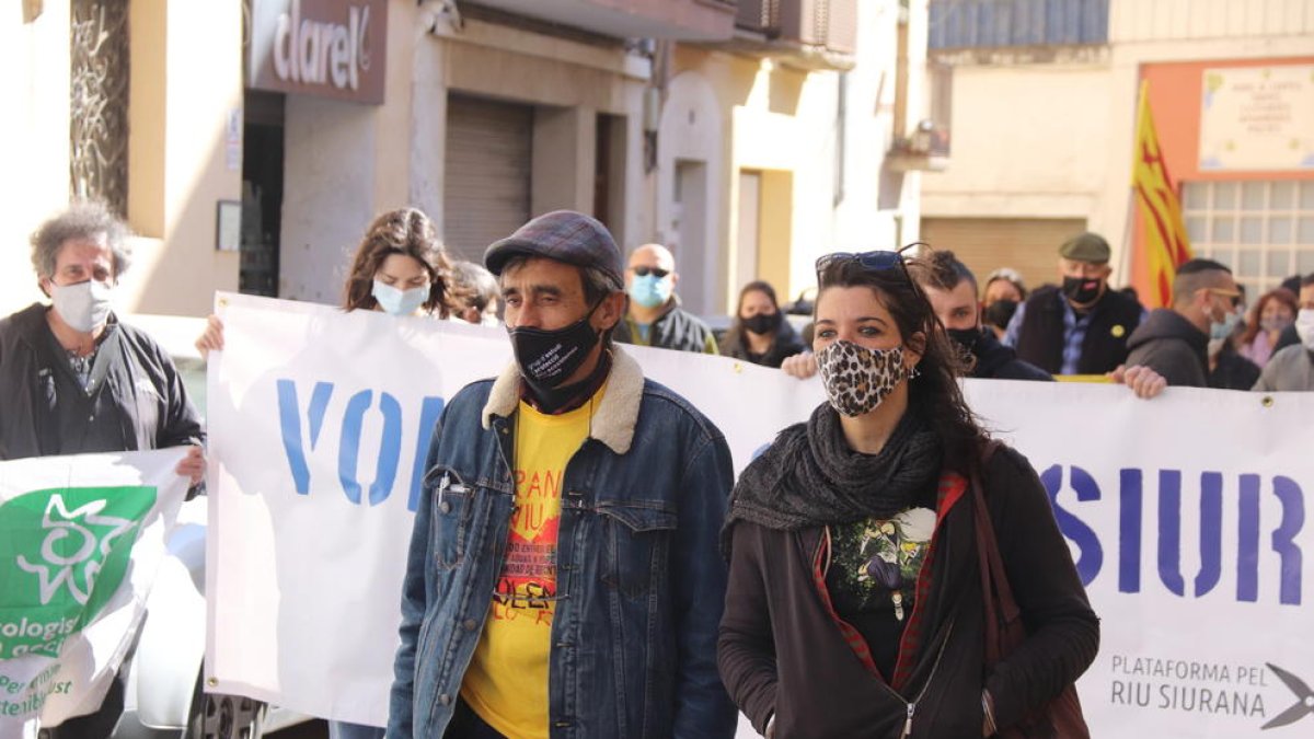 Pla mijà dels dos activistes de la Plataforma Riu Siurana encausats, Andreu Escolà i Anaïs Estrems, abans d'arribar als jutjats de Falset.