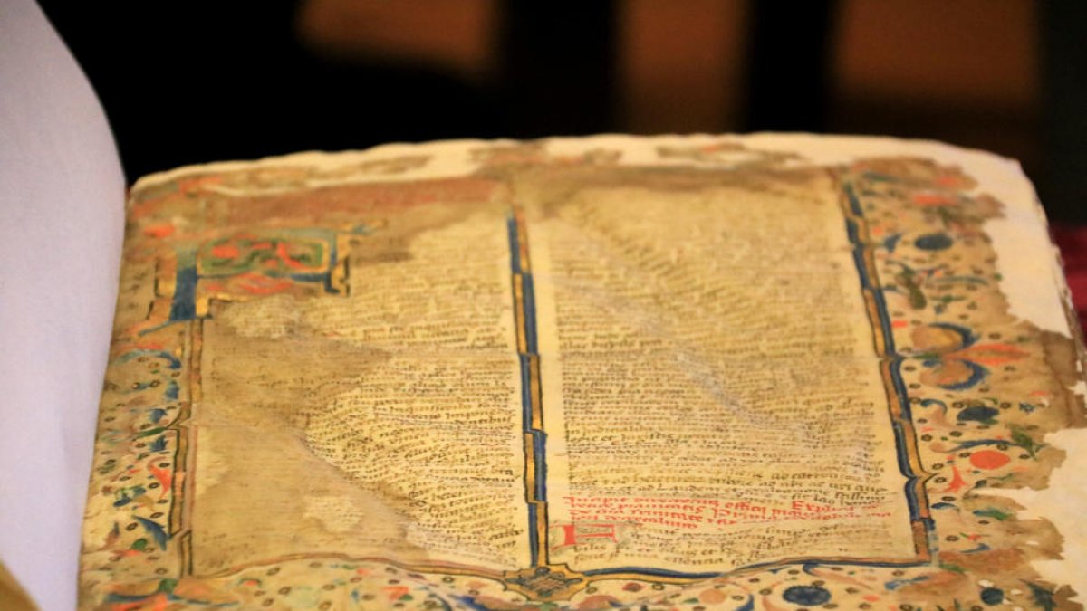 Detall de l'exemplar restaurat del Directorium Inquisitorium de Nicolau Eimeric que conserva la catedral de Tortosa.