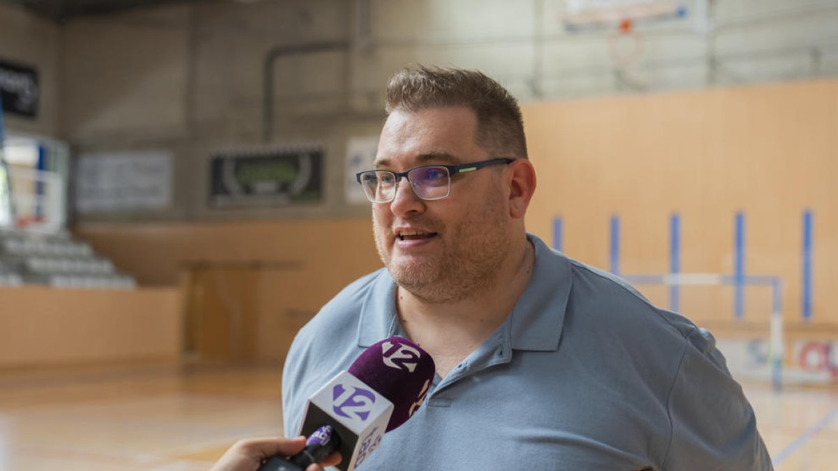 El president del Club Bàsquet Salou, Santi Benito, durant l'atenció als mitjans d'ahir.