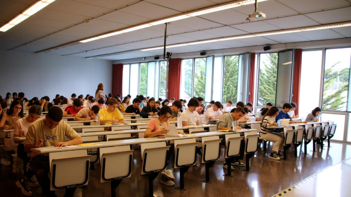 Alumnes a les proves de les PAU 2023 en una de les aules del campus Catalunya de la URV.