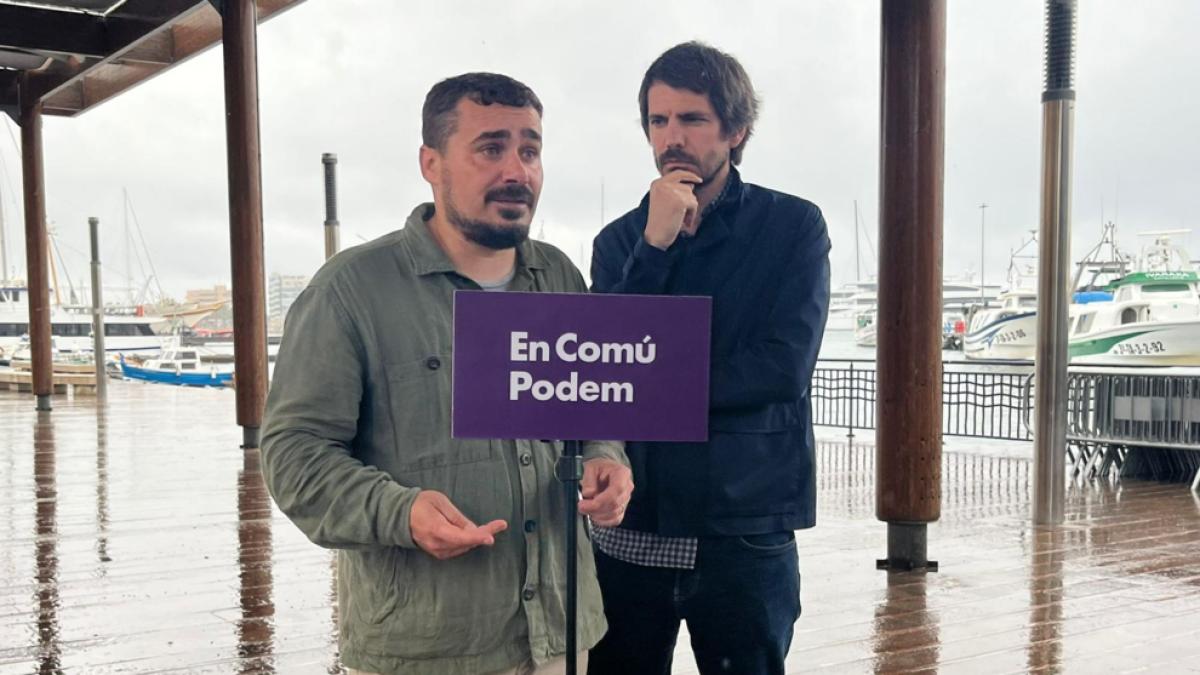 Jordi Collado y Ernest Urtasun estuvieron ayer en el barrio del Serrallo para presentar medidas para impulsar el turismo sostenible.