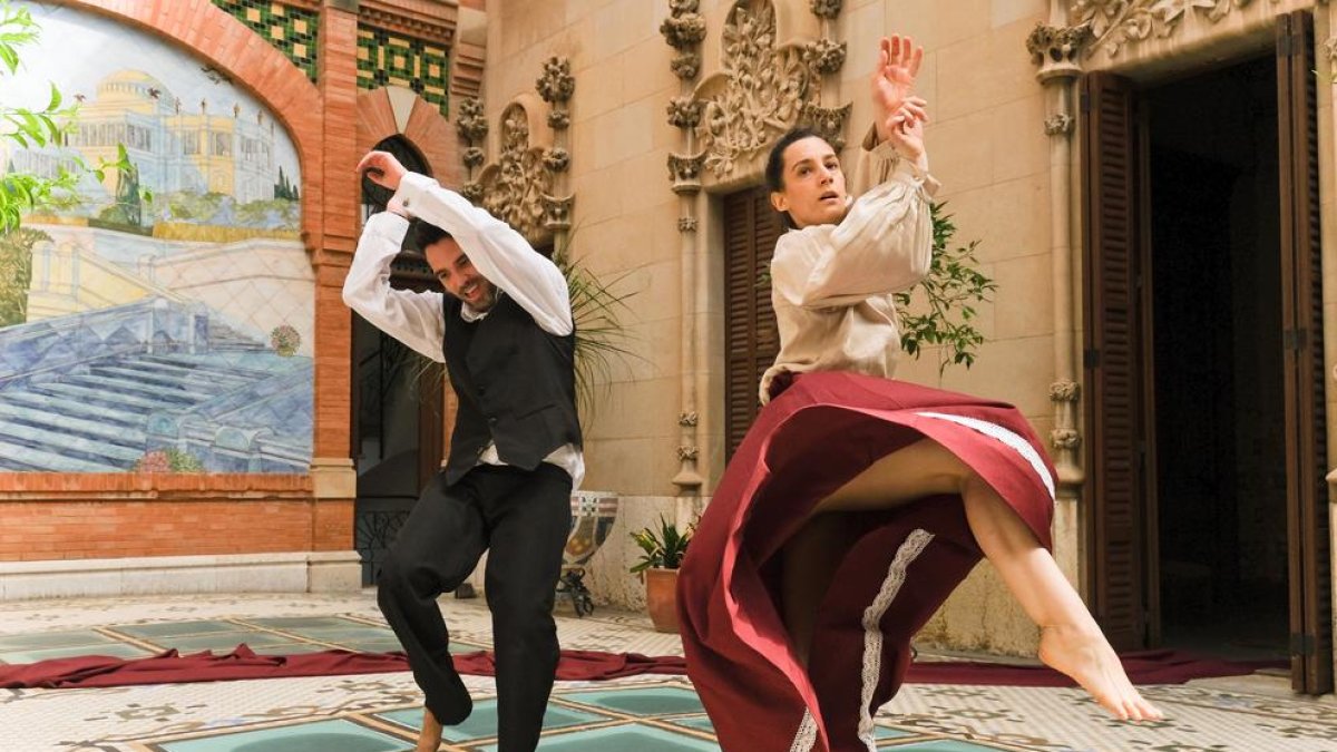 Els dos ballarins, que conformen Indra Dance Company, assajant a la terrassa de l'edifici modernista.