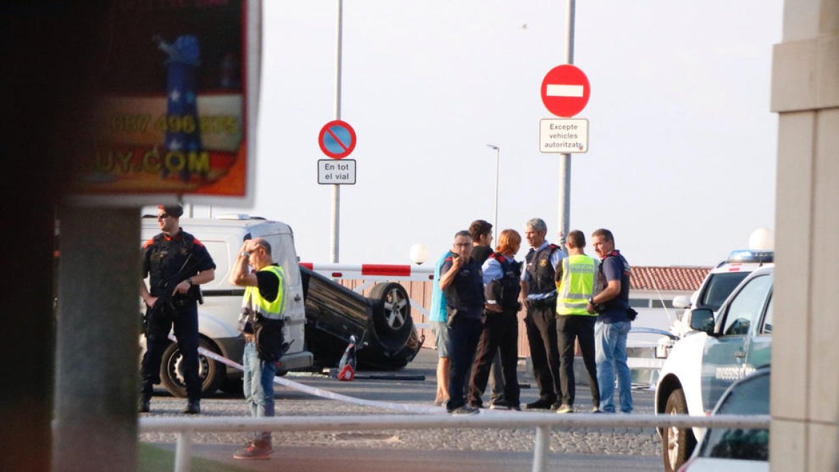 Audi negre on anaven els cinc presumptes terroristes bolcat prop del Club Nàutic de Cambrils.