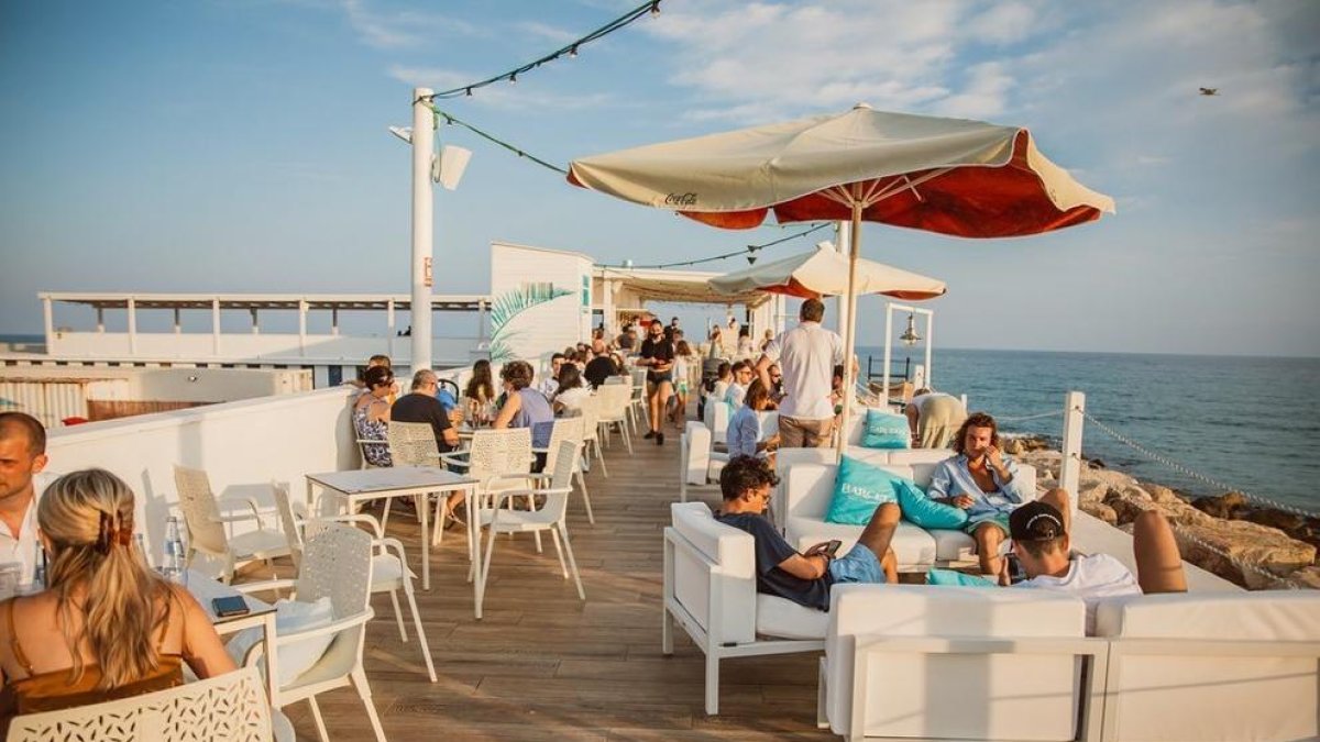 La Terrassa de La Calma Salada de Comaruga és un dels locals guardonats per la Guia Repsol.