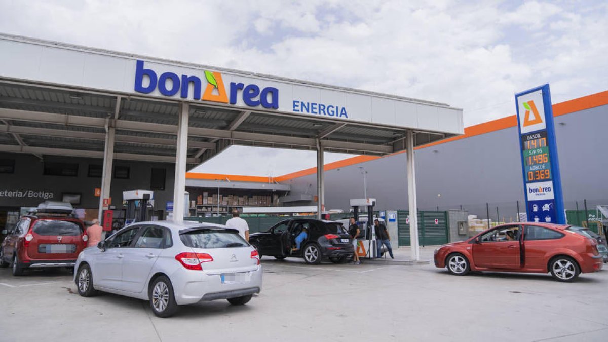 Cola de vehículos esperando para poner gasolina en el polígono Francolí de la ciudad de Tarragona.