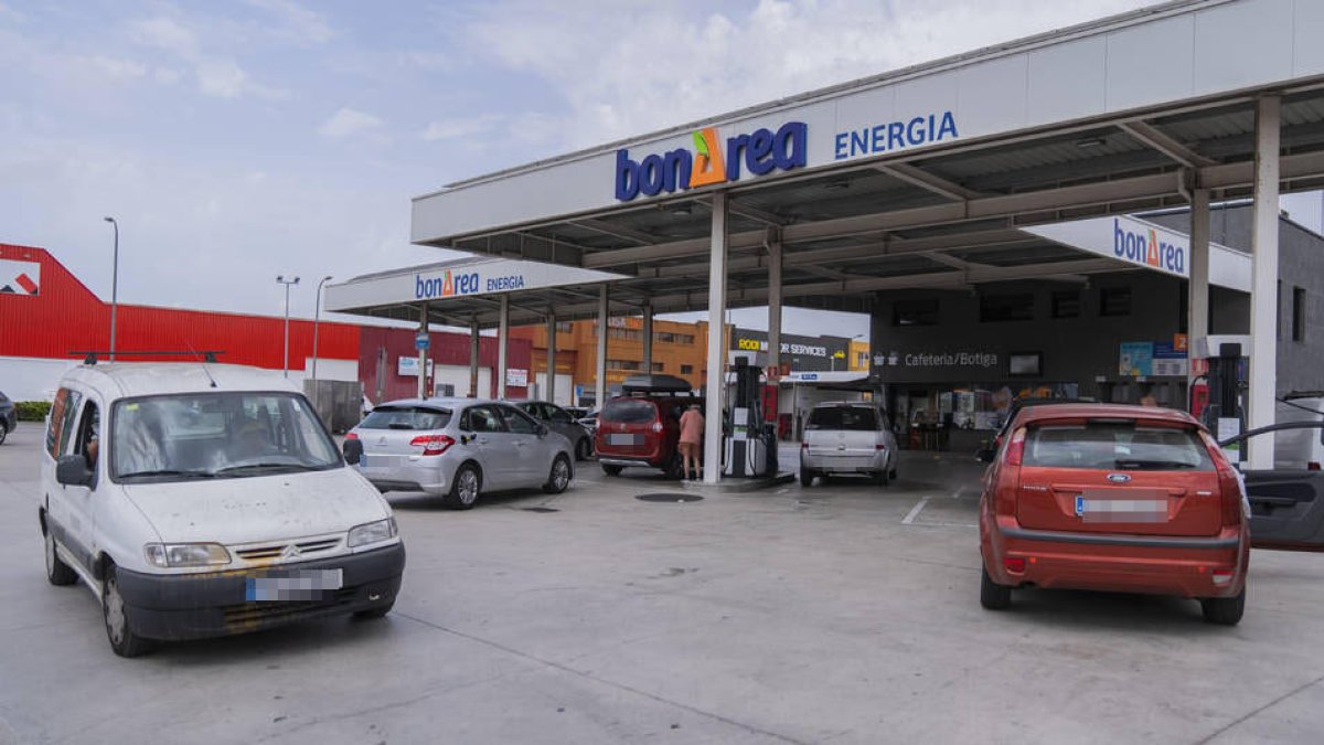 Cola de vehículos esperando para poner gasolina en el polígono Francolí de la ciudad de Tarragona.