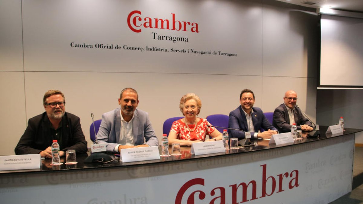 El secretari general d'Infraestructures, Xavier Flores, en la reunió que ha mantingut amb els alcaldes de Tarragona i la Canonja, el subdelegat del govern espanyol i la presidenta de la Cambra tarragonina.