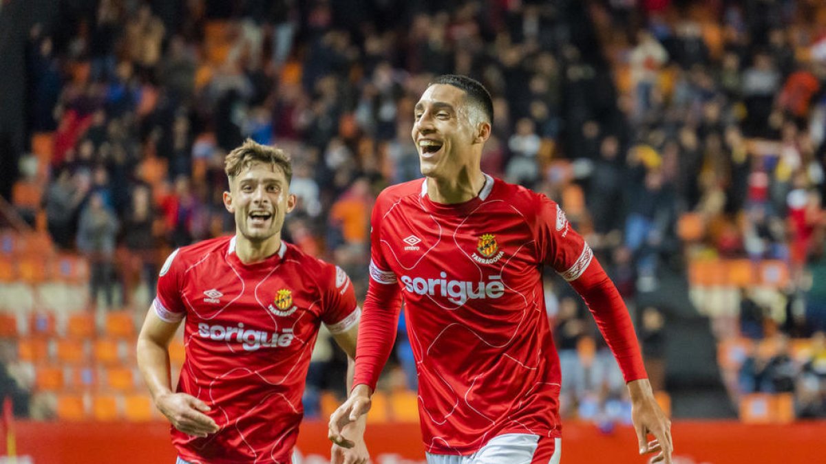 Pablo Fernández i Maurizio Pochettino celebrant un gol la temporada passada.