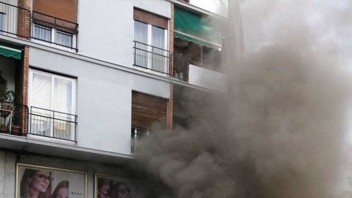 Fum causat per un incendi en un transformador elèctric soterrat a Lleida.