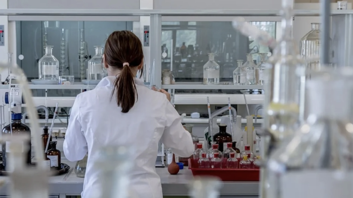 Una dona investiga en un laboratori.