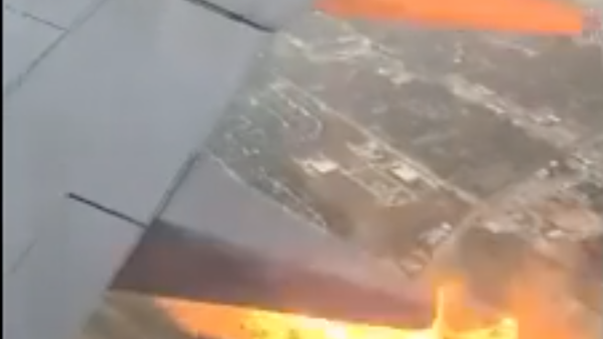 Imatge de l'incendi al motor de l'avió.