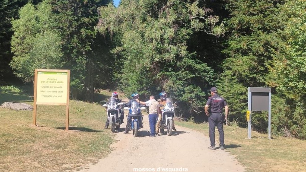 Els Mossos d'Esquadra informant uns conductors que no es pot accedir a la zona de forma motoritzada.