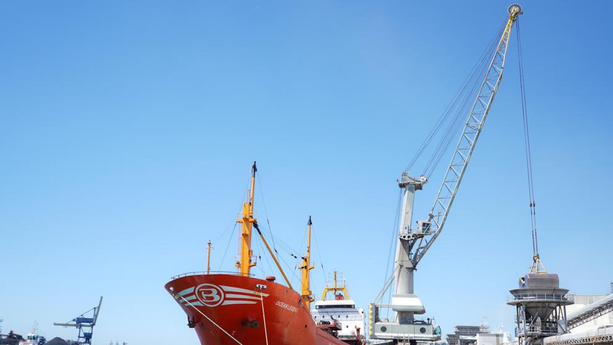 Vaixells agroalimentaris al Port de Tarragona.