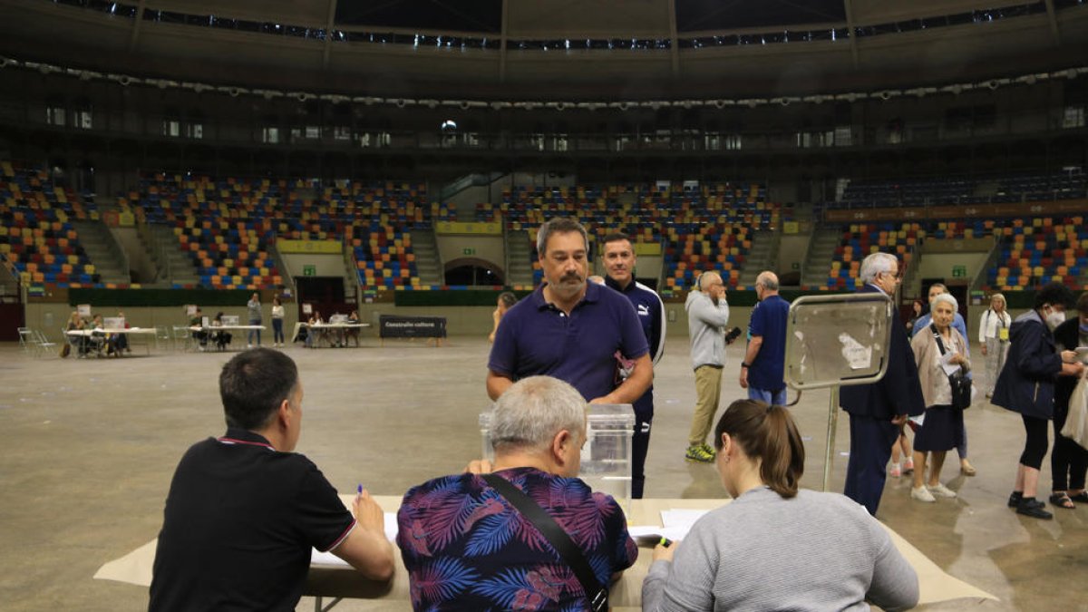 Imatge d'una mesa electoral de la Tarraco Arena de Tarragona.