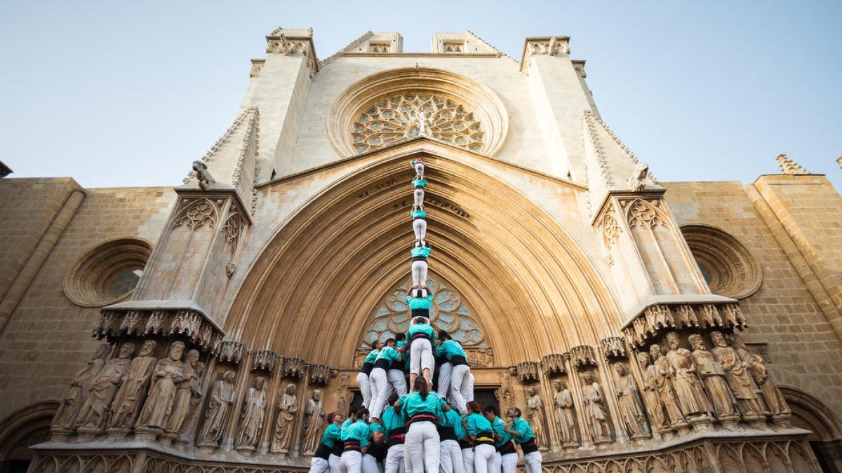 Pilar de vuit amb folre i manilles dels Castellers de Vilafranca.