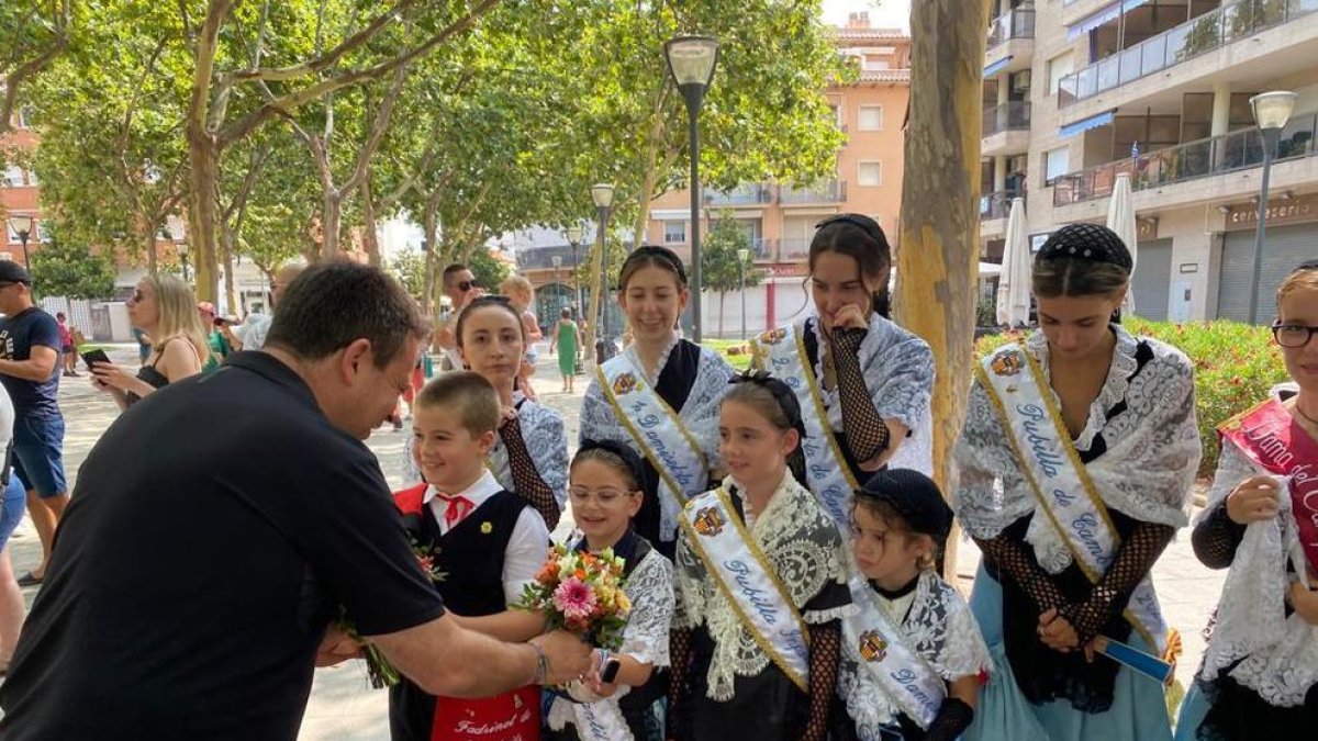 L'alcalde en funcions de Cambrils, Oliver Klein, amb el Pubillatge del municipi, ahir.