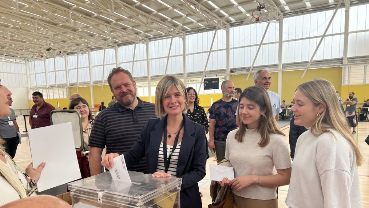 La cabeza de lista de ERC, Noemí Llauradó, votando junto a su familia.