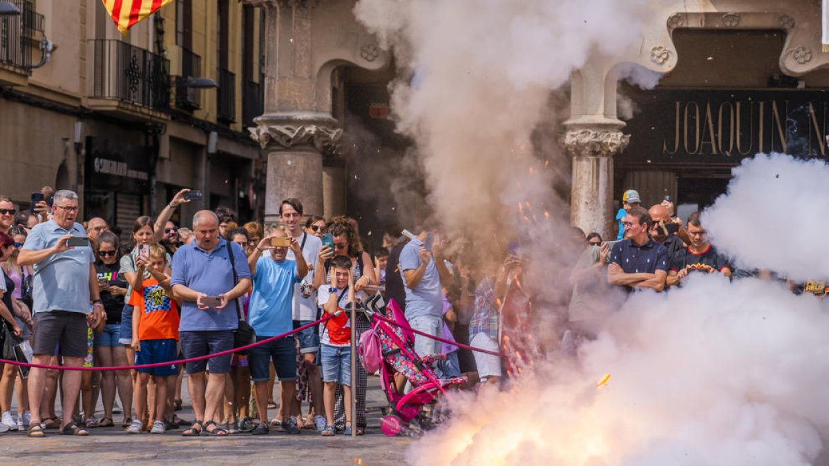 La tronada matinal en el seu pas al davant de la Casa Navàs.