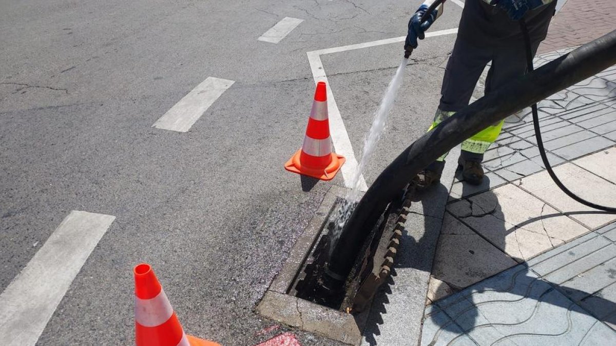 Imatge de la neteja de la xarxa de clavegueram a Salou.