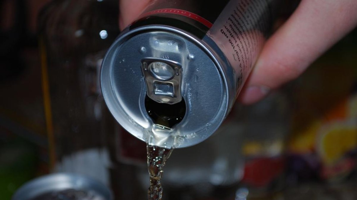 El aspartamo es un aditivo muy utilizado en refrescos bajos en calorías.