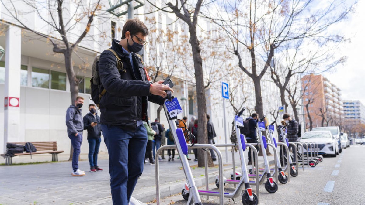 Imagen de archivo del aparcamiento de patinetes delante del Campus Catalunya de la URV.