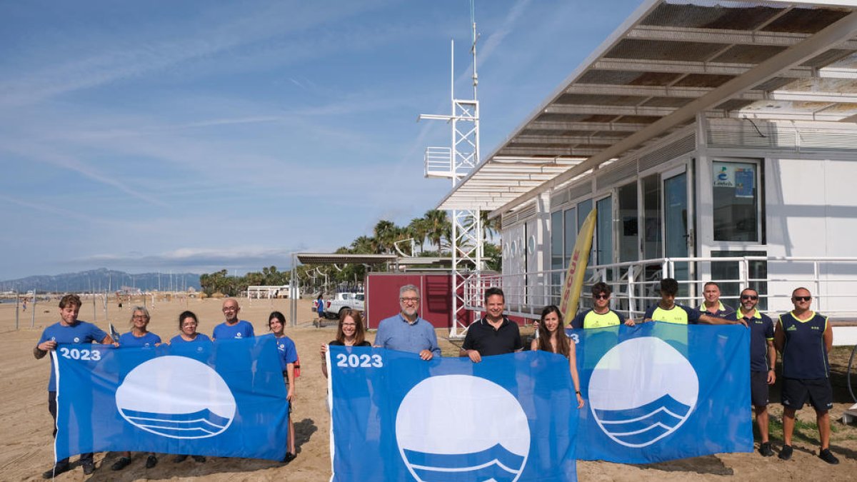 L'alcalde de Cambrils, Oliver Klein, i el regidor de Medi Ambient, Josep Maria Vallès, en l'acte simbòlic d'hissada de les Banderes Blaves a la platja del Regueral