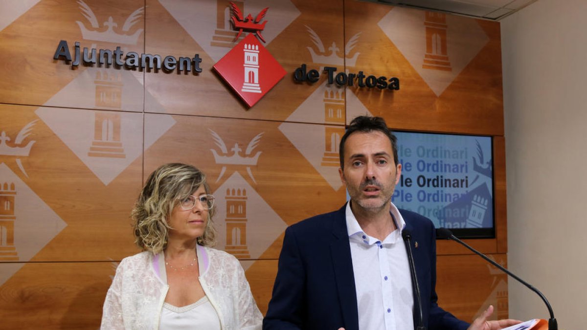 El alcalde de Tortosa, Jordi Jordan, y la primera teniente de alcalde, Mar Lleixà, en la sala de prensa del Ayuntamiento de Tortosa.