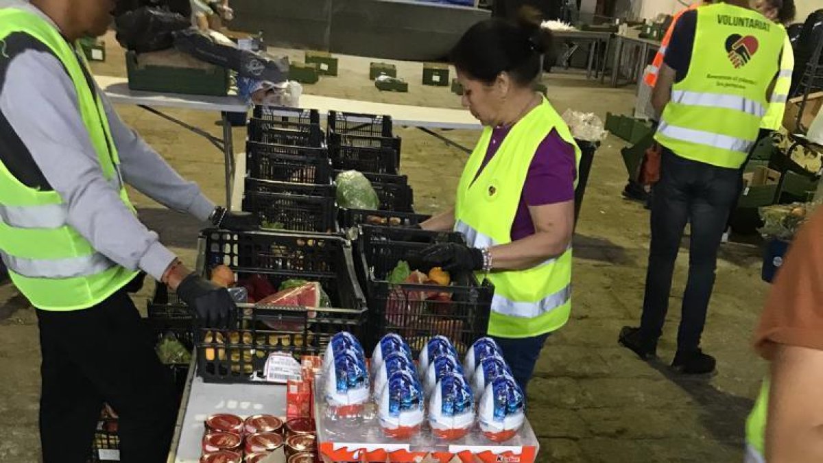 Imatge del repartiment d'aliments de dissabte passat.