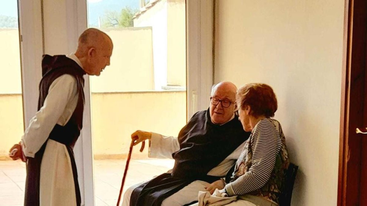 Dos monjes del Monasterio de Poblet esperando para poder votar.