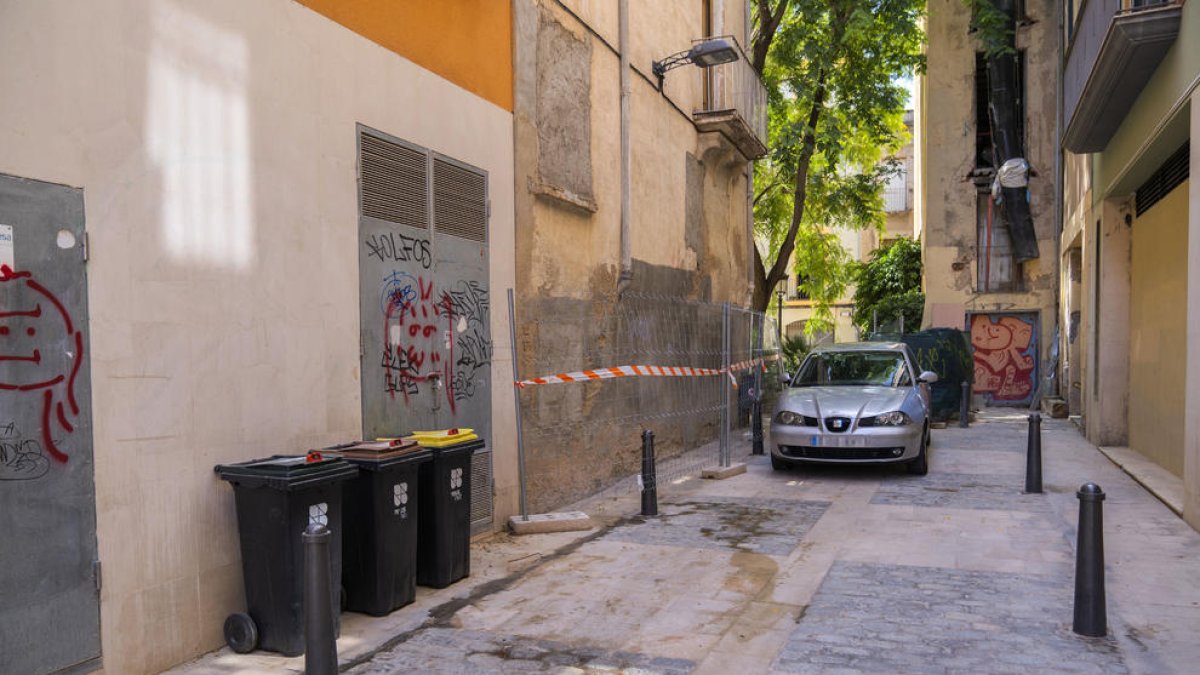 Tram del carrer Casals, a tocar de la placeta dels Argenters, amb líquid regalimant.