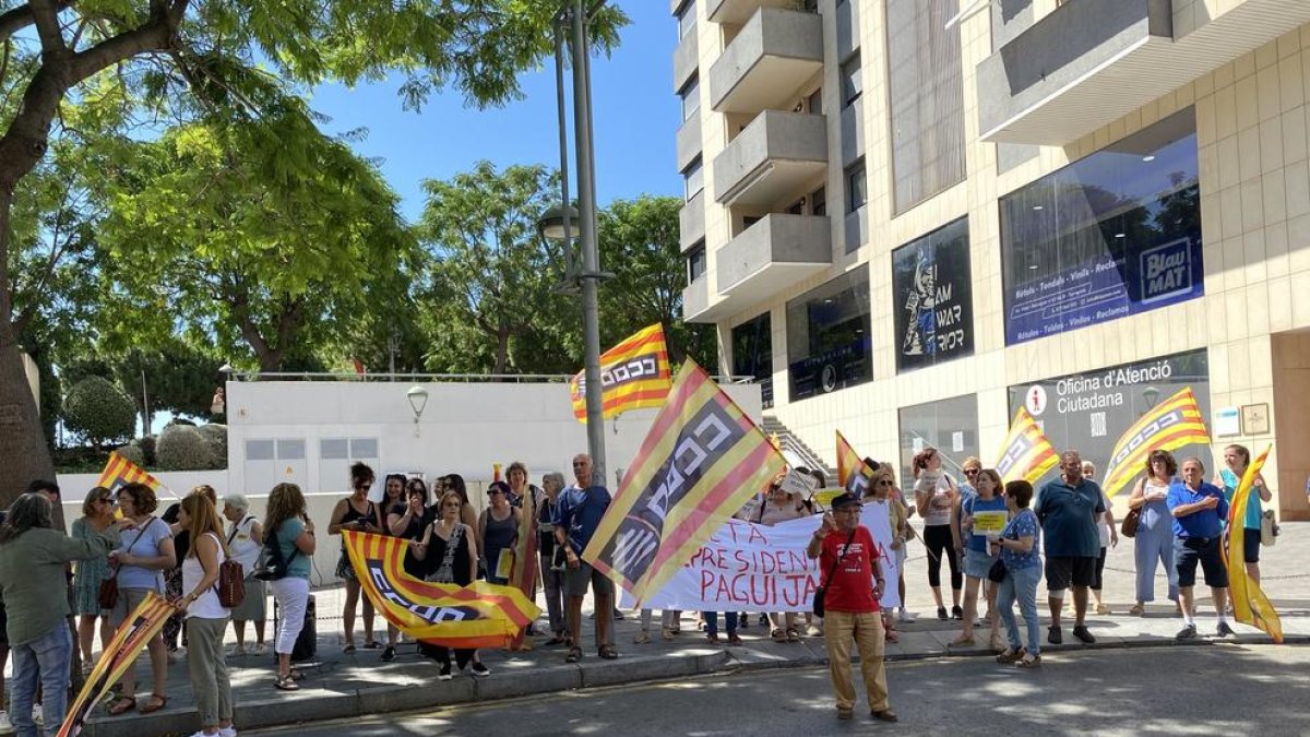 Els treballadors de la residència en la concentració d'avui a Tarragona.