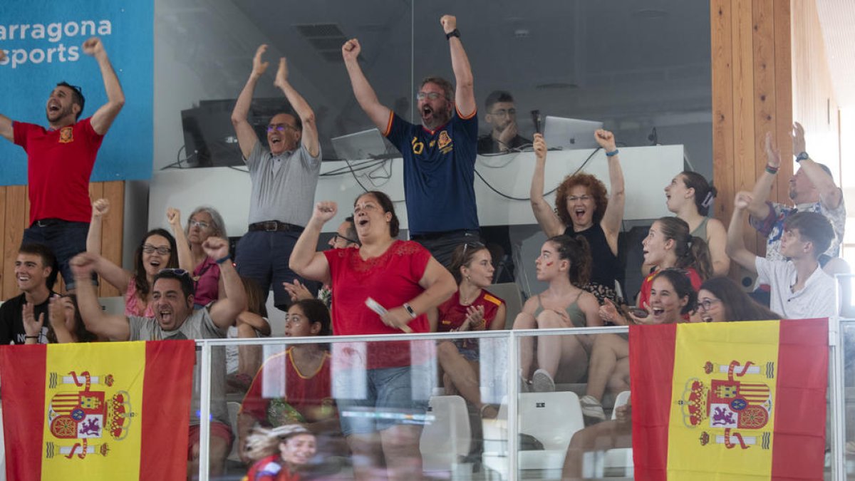 Els aficionats de la selecció espanyola celebrant el gol d'Olga Carmona.